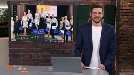 Sportblitz-Moderator Niko Schleicher im Studio.