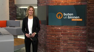 Moderatorin Janna Betten im Sportblitz-Studio von buten un binnen.
