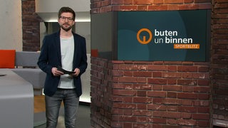 Sportblitz Moderator Niko Schleicher im buten un binnen Studio. 