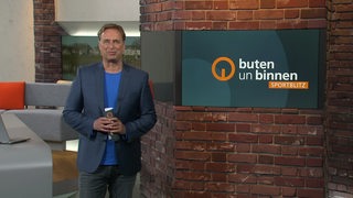 Der Moderator Steffan Schiffner im Sportblitz buten un binnen Studio.