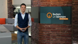 Moderator Yannick Lowin im Sportblitz Studio von buten un binnen..