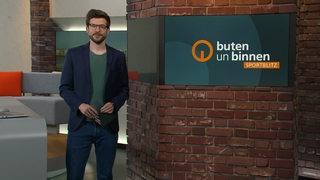 Moderator Niko Schleicher im Sportblitz-Studio von buten un binnen.