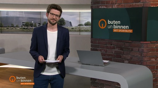 Moderator Niko Schleicher im Sportblitz Studio von buten un binnen.