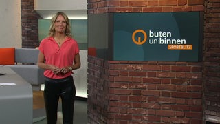 Sportblitz Moderatorin Janna Betten im buten un binnen Studio. 