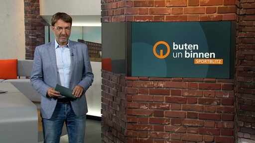 Sportblitz Moderator Jan-Dirk Bruns im buten un binnen Studio. 