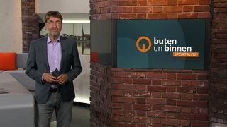 Der Sportblitzmoderator Jan Dirk Bruns im Studio von buten un binnen.