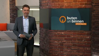 Moderator Jan-Dirk Bruns im Sportblitz Studio von buten un binnen.