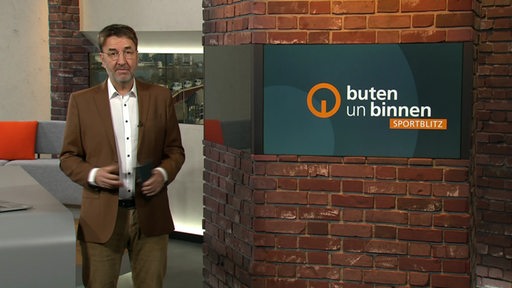 Sportblitz-Moderator Jan Dirk Bruns im Studio von buten un binnen. 