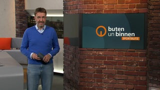 Sportblitzmoderator Jan-Dirk Bruns im Studio von buten un binnen