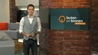 Moderator Yannick Lowin im Sportblitz Studio von buten un binnen.