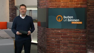 Moderator jan-Dirk Bruns im Sportblitz-Studio von buten un binnen.