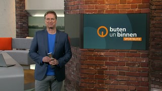Sportblitzmoderator Stephan Schiffner im Studio von buten un binnen