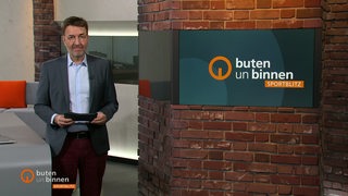 Sportblitz Moderator Jan Dirk Bruns im buten un binnen Studio. 