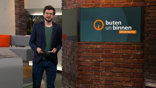 Sportblitz Moderator Niko Schleicher im buten un binnen Studio. 