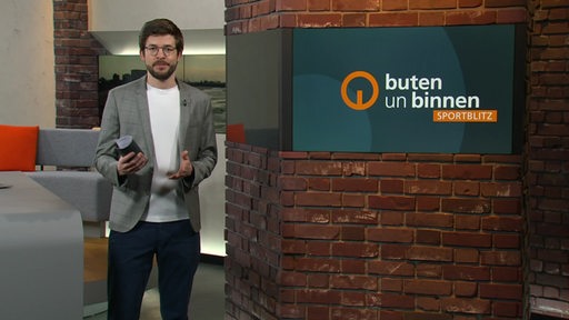 Zu sehen ist der Moderator Niko Schleicher im Studio von buten un binnen.