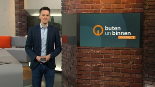 Sportblitz Moderator Yannick Lowin im buten un binnen Studio. 