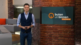Moderator Yannick Lowin im Sportblitz Studio von buten un binnen.