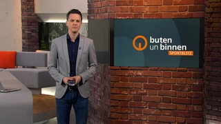 Der Moderator Yannick Lowin im Studio von buten un binnen.