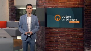 Sportblitz Moderator Yannick Lowin im buten un binnen Studio. 
