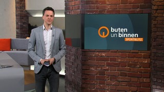 Sportblitz Moderator Yannick Lowin im buten un binnen Studio. 