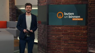 Moderator Niko Schleicher im Studio von buten un binnen.