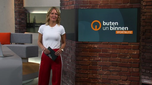 Sportblitz Moderatorin Janna Betten im Studio von buten un binnen. 