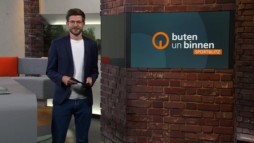 Der Moderator Niko Schleicher im Studio von buten un binnen.