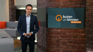 Moderator Yannick Lowin im Sportblitz Studio von buten un binnen.