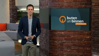 Sportblitz Moderator Yannick Lowin im buten un binnen Studio. 