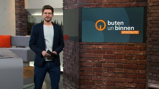 Sportblitz Moderator Niko Schleicher im buten un binnen Studio. 