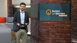 Moderator Niko Schleicher im Sportblitz Studio von buten un binnen.