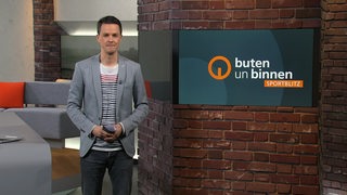 Der Sportblitz Moderator Yannick Lowin im Studio von buten un binnen.