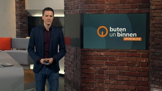 Moderator Yannick Lowin im Sportblitz Studio von buten un binnen.