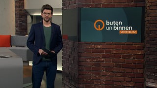 Der Moderator Niko Schleicher im Studio von buten un binnen.