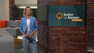 Die Moderatorin Janna Betten im Studio von buten un binnen.