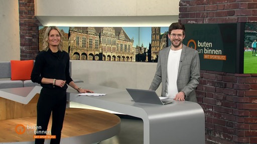 Die Moderatoren Janna Betten und Niko Schleicher zusammen im buten un binnen mit Sportblitz Studio.
