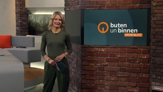 Moderatorin Janna Betten im Sportblitzstudio von buten un binnen.