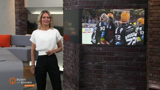 Moderatorin Janna Betten im Sportblitz Studio von buten un binnen.