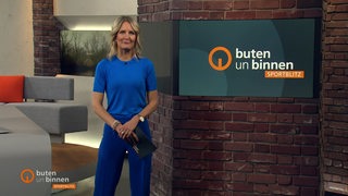 Moderatorin Janna Betten im Sportblitz Studio von buten un binnen.