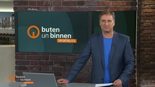 Der Moderator Stephan Schiffner im Studio von buten un binnen.