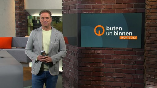Sportblitz Moderator Stephan Schiffner im buten un binnen Studio. 