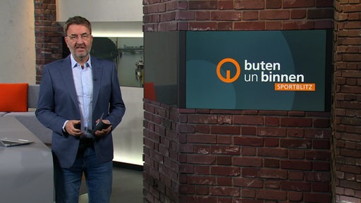 Sportblitz Moderator Jan-Dirk Bruns im Studio von buten un binnen.