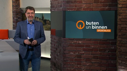 Sportmoderator Jan-Dirk Bruns im Studio von buten un binnen