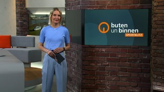 Die Sportblitz Moderatorin Janna Betten im Studio von buten un binnen