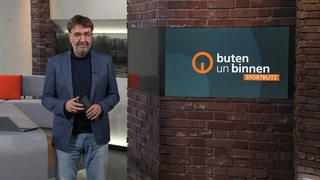 Moderator Jan-Dirk Bruns im Sportblitz Studio von buten un binnen