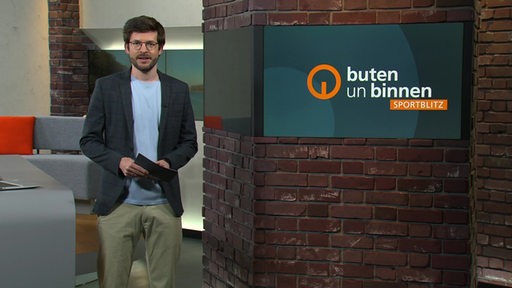 Der Sportblitzmoderator Niko Schleicher im Studio von buten un binnen