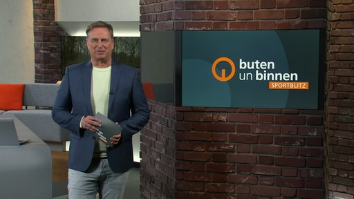 Sportblitz-Moderator Stephan Schiffner im Studio von buten un binnen