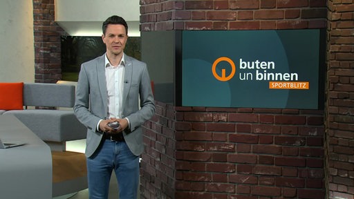 Moderator Yannick Lowin im Sportblitz Studio von buten un binnen