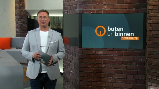 Sportblitz Moderator Stephan Schiffner im Studio von buten un binnen.