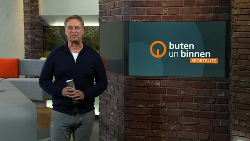 Sportblitz Moderator Stephan Schiffner im Studio von buten un binnen